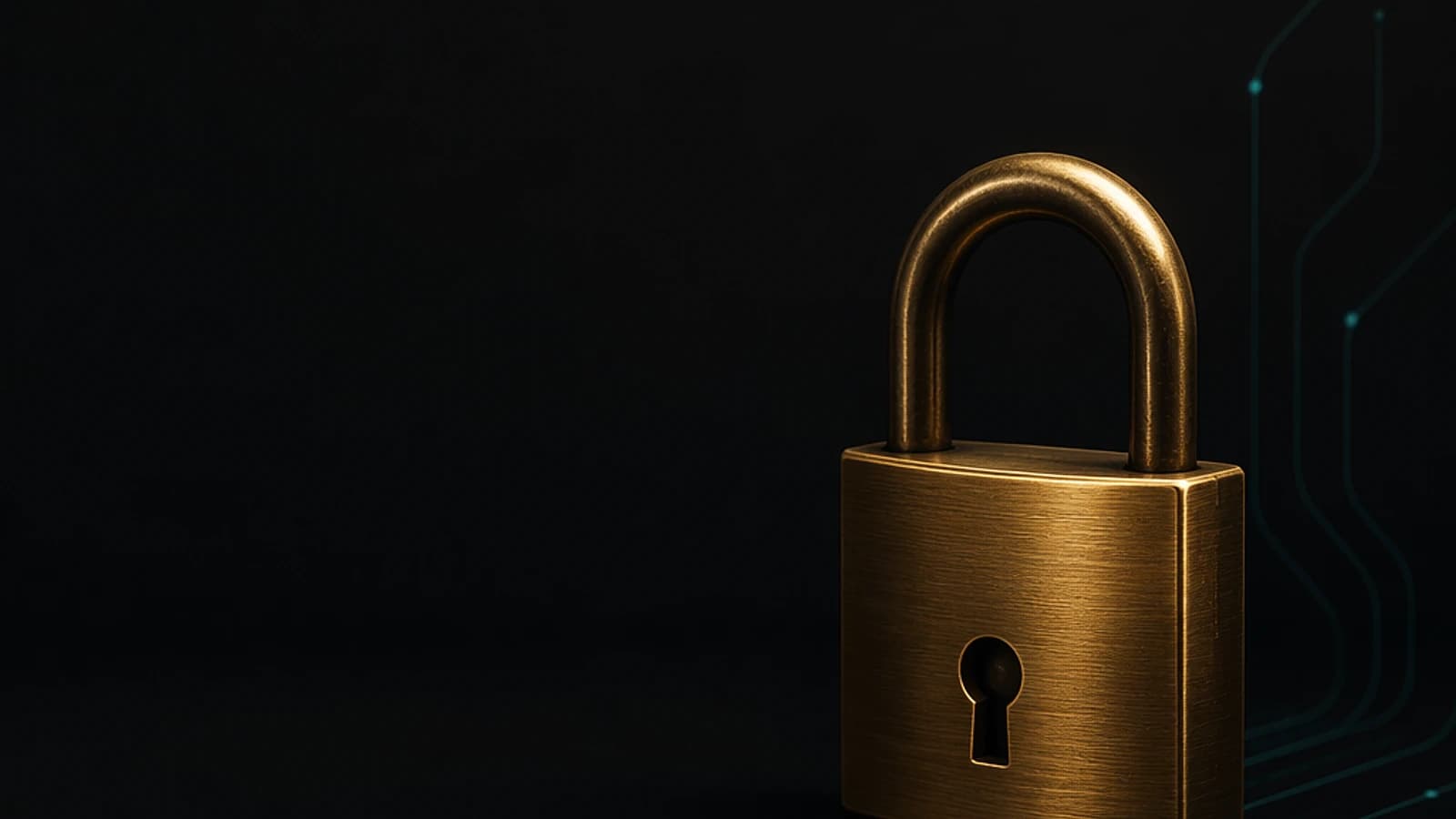 Cadenas en bronze sur fond noir avec des circuits numériques en arrière-plan.