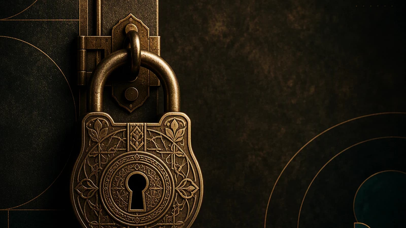 Cadenas en métal décoré sur fond sombre avec motifs géométriques.